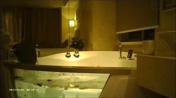 猛男大神FY老地方再约风骚独居少妇洗鸳鸯浴浴缸内开操回床上继续爆操连续高潮抱起来猛插像吃大力丸一样猛对白淫荡